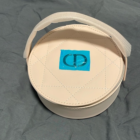 New Dior Beauty Quilted Cream Round Vanity Case W Mirror & Top Handle - Picture 2 of 9